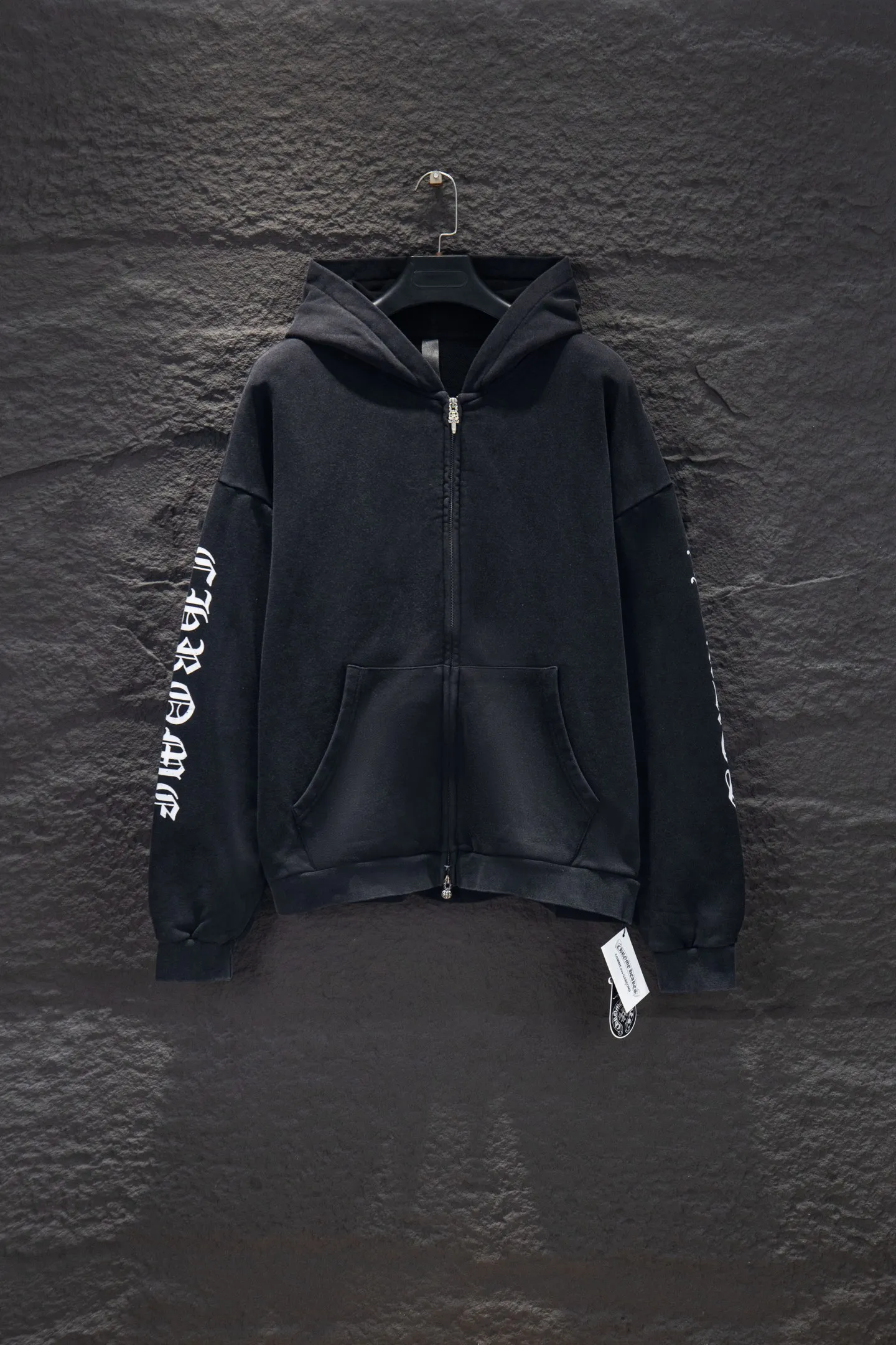 P360 🆕Chrome hearts distressed new distressed double zipper jacket. The os version is really charming. The Chrome family is really unique. Every new season has the best version. It is very practical and can be worn casually. Nice✔️ - ⚠️100% cotton. Made of custom-dyed terry cotton sweatshirt surface, 450g double-ply double yarn, comfortable to the touch. Made from imported knitting needle carded cotton, the thickness is moderate, drapey and contoured, making the upper body comfortable! ! It is very tolerant to fat body types and can instantly lose five pounds after wearing it!  The front cuffs and back chest are made of direct-injection printing environmentally friendly glue material, using a mechanized printing process. Mechanical printing has high precision, the positioning accuracy can reach ±0.02mm, and the quality is stable. Adding distressed elements to the body of the garment greatly increases the interest of the garment; it has a unique visual effect.  Hem Loose closing Double-layer fabric Good closing effect Exquisite hemming Color: Washed black Size: S-M-L-XL